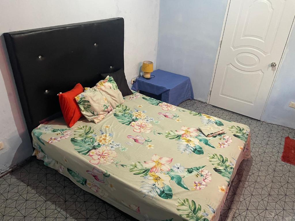 1 dormitorio con 1 cama con cabecero negro en 1 habitation, en Boca Chica