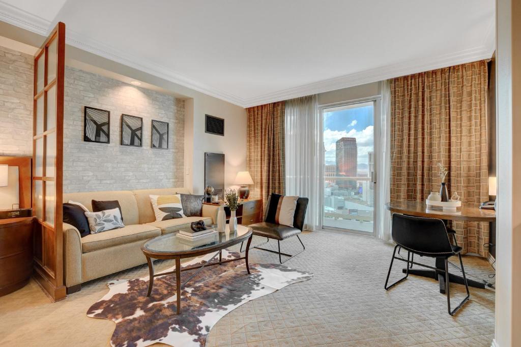 un soggiorno con divano e tavolo di Studio Suite 25th FLR MGM Signature * Balcony Strip View a Las Vegas