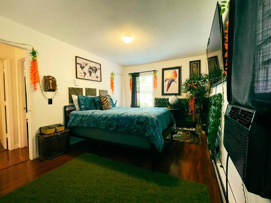 1 dormitorio con 1 cama con edredón azul en Escape Pine Forest- Getaway Experience en Summerville