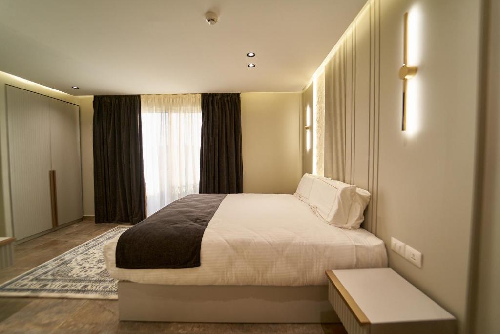 Postel nebo postele na pokoji v ubytování Pyramids Charm Hotel