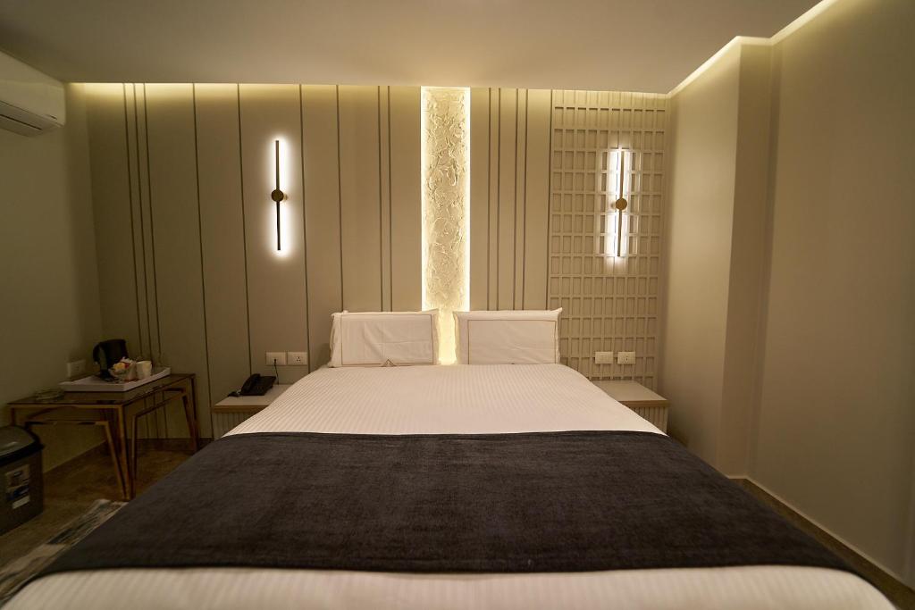 Postel nebo postele na pokoji v ubytování Pyramids Charm Hotel
