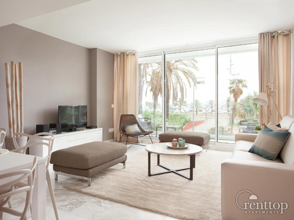un salon avec un canapé et une table dans l'établissement Rent Top Apartments Beach-Diagonal Mar, à Barcelone