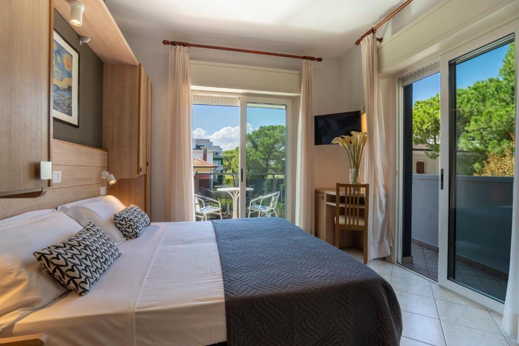 Ένα ή περισσότερα κρεβάτια σε δωμάτιο στο Hotel Mocambo Riccione CENTRALISSIMO AL MARE