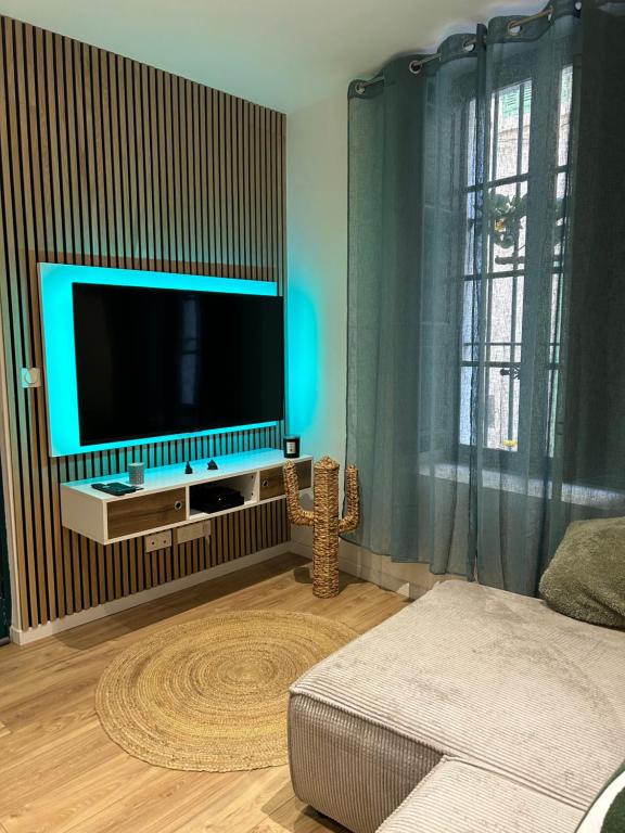 un soggiorno con TV a schermo piatto a parete di LESLIELOU T2 a La Ciotat