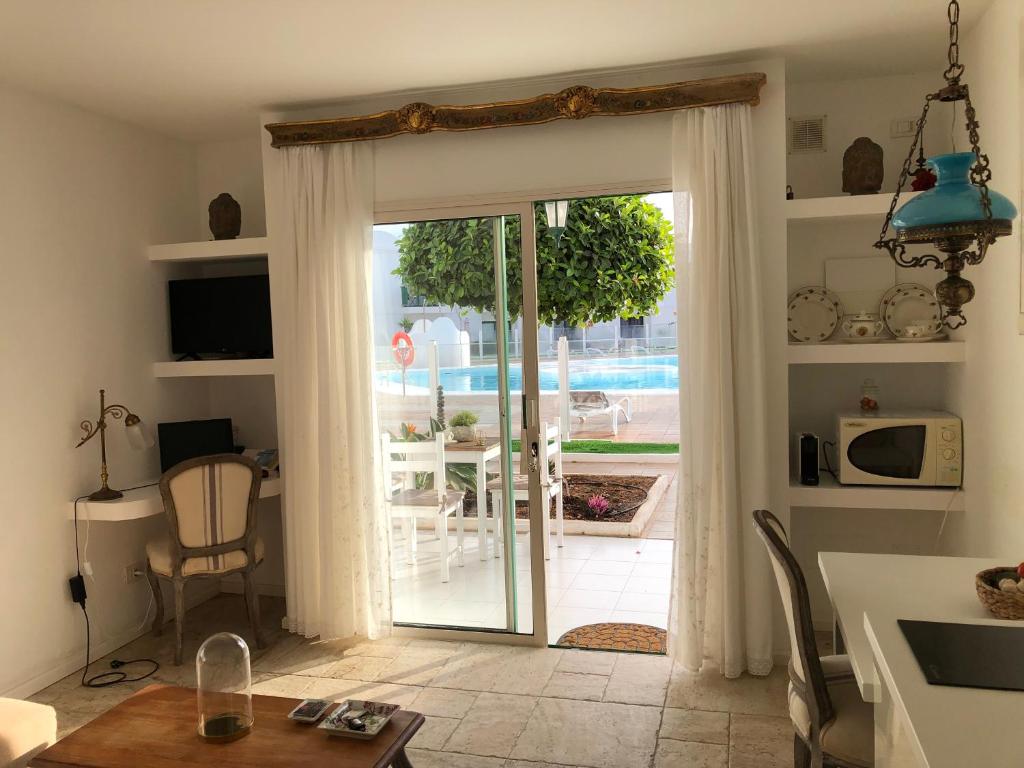 A television and/or entertainment centre at Magnifico apartamento en las dunas de corralejo