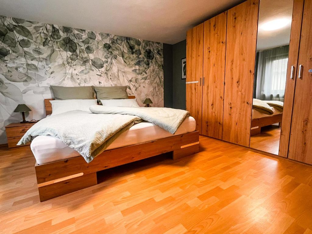 a bedroom with a bed and a wooden floor at Ferienwohnung im Mittelrheintal, Traumschleife & Rheinsteig Wanderwege! in Damscheid