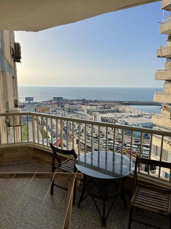 Een balkon of terras bij City square apartment sea view