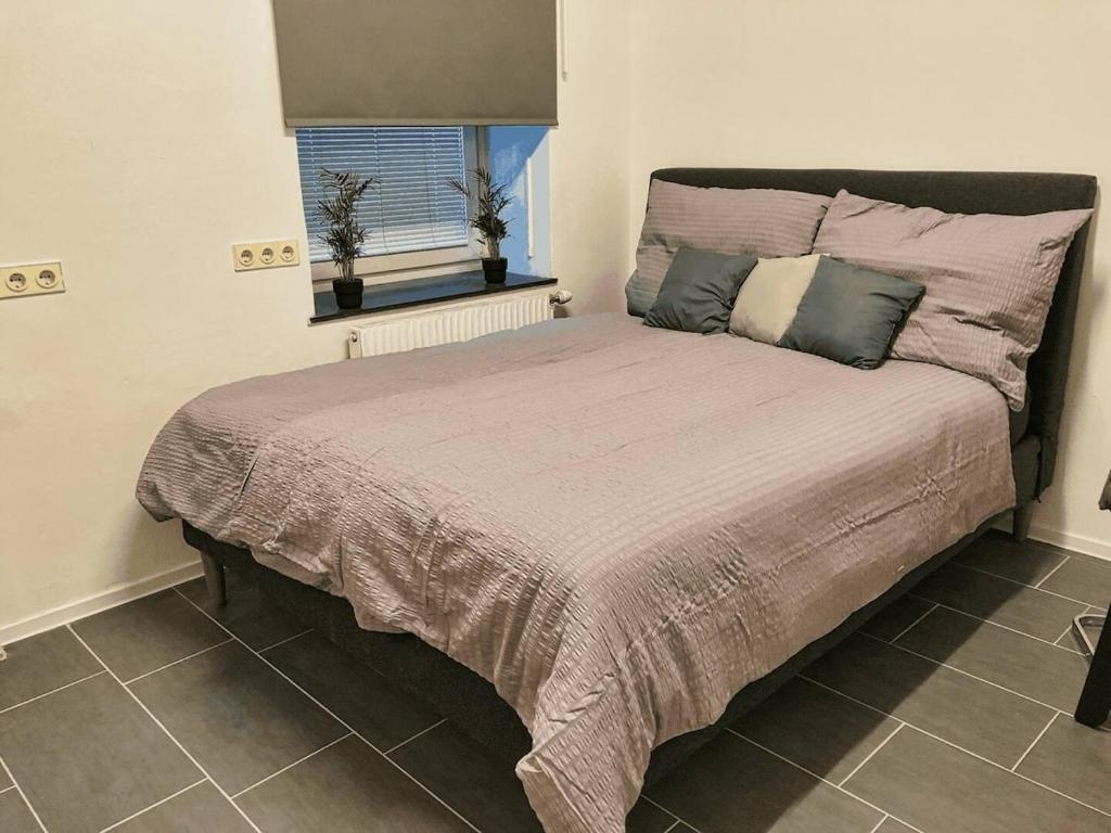 מיטה או מיטות בחדר ב-Charmante Wohnung Nahe Wiener Stadthalle