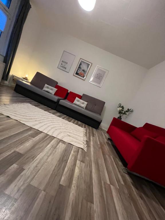 開姆尼茨的住宿－Pretty Home Chemnitz Süd，带沙发和红色枕头的客厅
