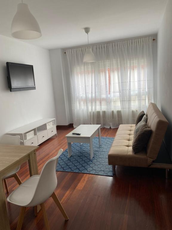 a living room with a couch and a table at Apartamento en Anero in Anero