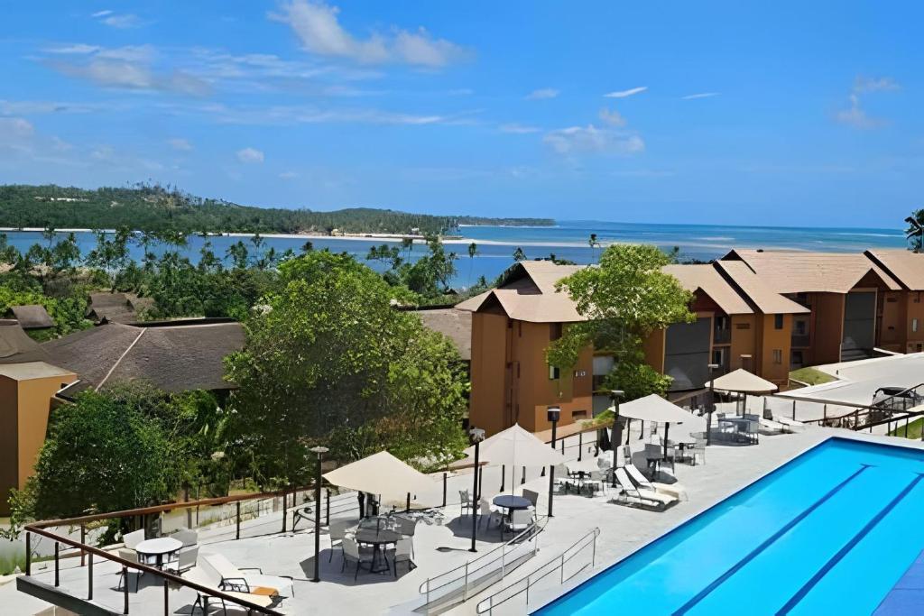 vista aerea di un resort con piscina di Apartamento EcoResort Carneiros a Praia dos Carneiros
