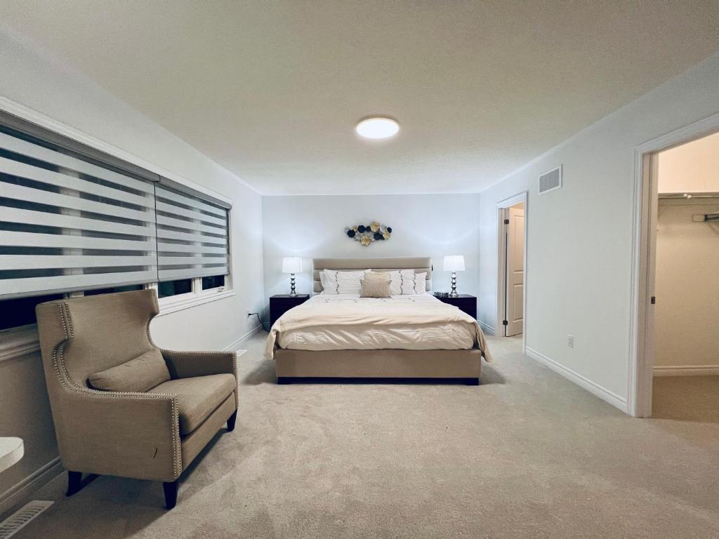 A bed or beds in a room at Brand New! Modern Luxury Retreat!