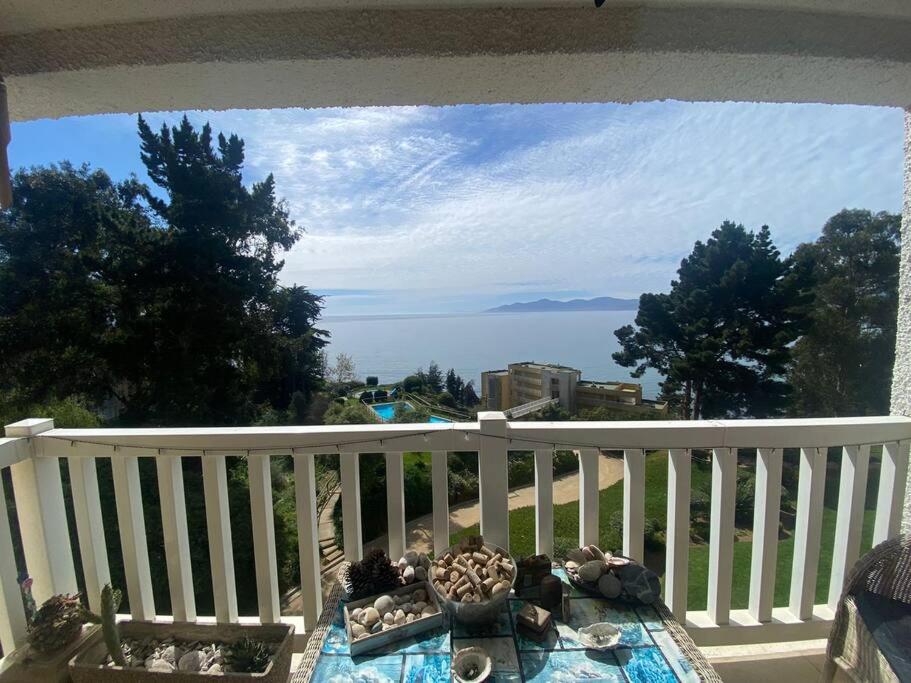 - Balcón con mesa y vistas al océano en Condominio Bahia Pelicanos - Horcon, en Puchuncaví