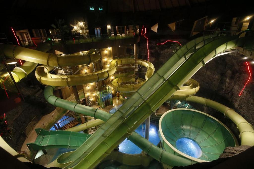 Bazén v ubytování Hotel Cascade Resort & Spa nebo v jeho okolí