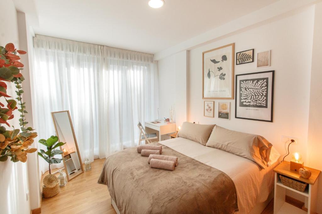1 dormitorio con 1 cama grande y escritorio en Apartamentos Coruña Vip Centro, en A Coruña