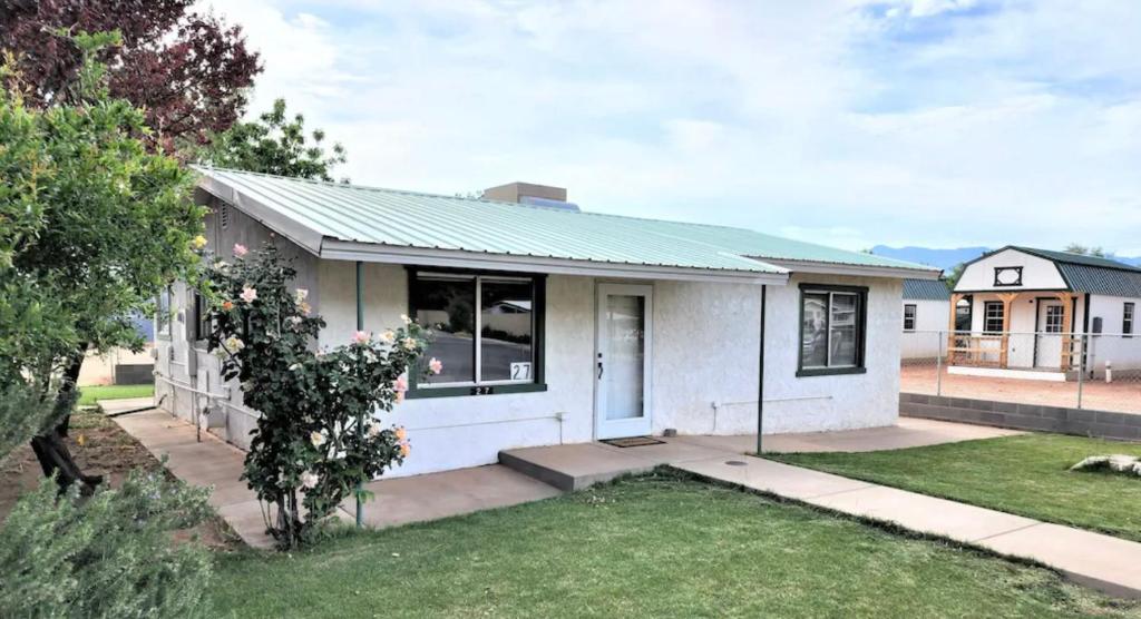 ハリケーンにあるCozy Zion Sand Hollow St George Vacation Home @ Painted Sands Retreatの緑の屋根の小さな白い家