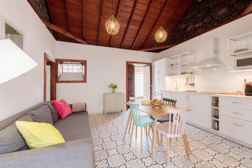 cocina y sala de estar con sofá y mesa en Casa Canaria Azucena en Los Llanos de Aridane