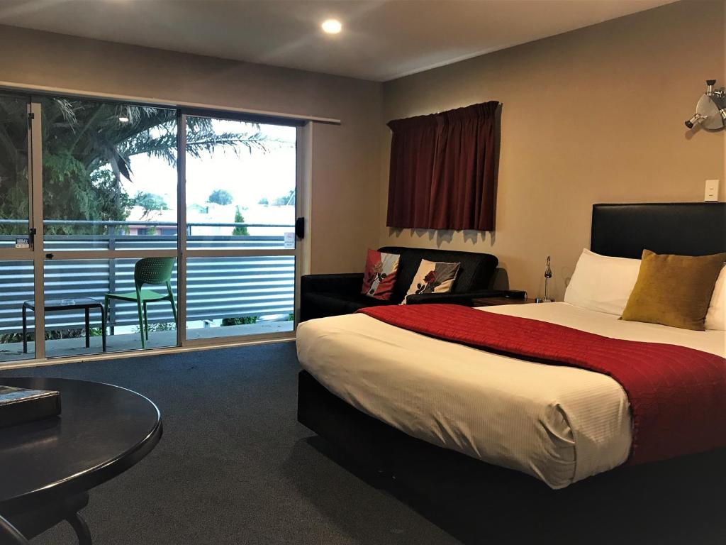 Postel nebo postele na pokoji v ubytování Phoenix Motels