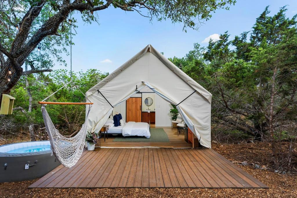 Κήπος έξω από το Cherry Cove Glamping W Hot tub AND Cowboy Pool