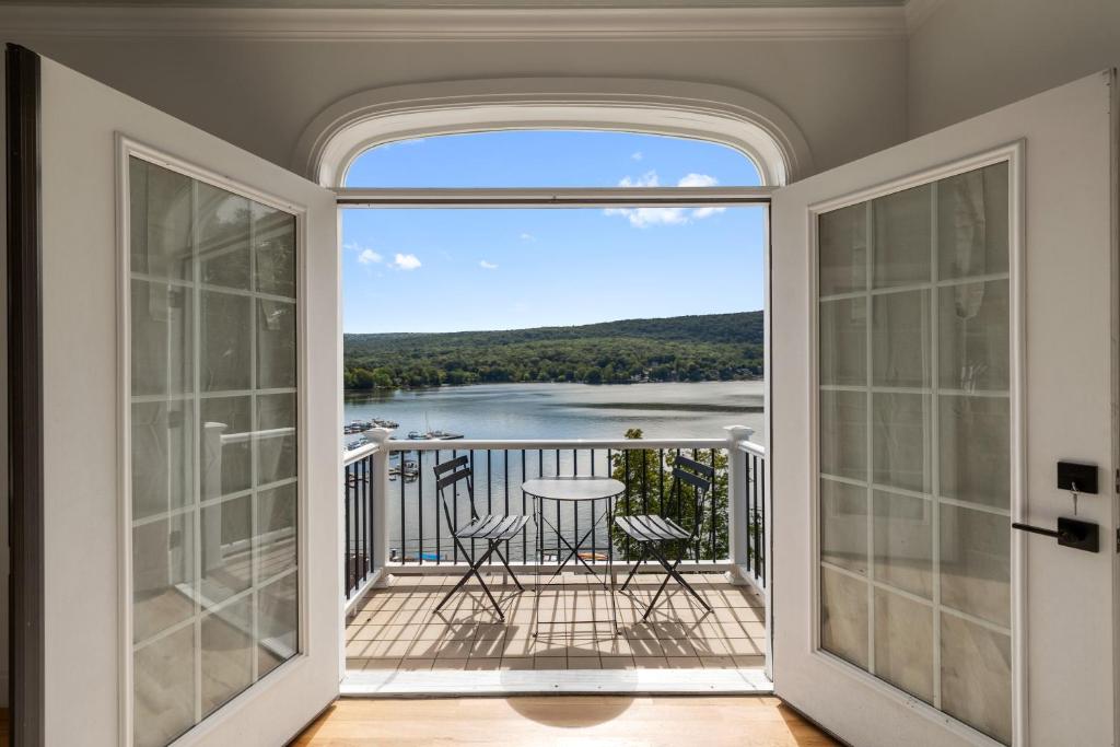 Elle comprend un balcon offrant une vue sur le lac. dans l'établissement Luxury Lake Oasis ~ Hot Tub ~ Stunning Views ~ Bar, à Greenwood Lake