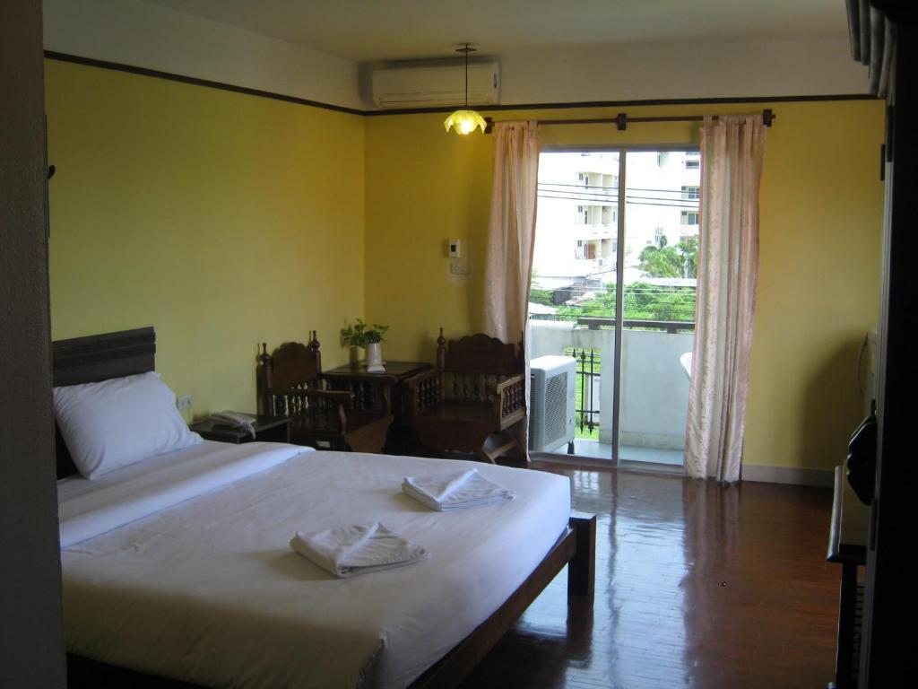 1 dormitorio con 1 cama con 2 toallas en Baan Talay en Pattaya South