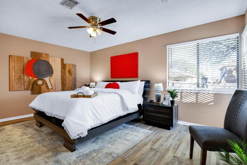 sypialnia z łóżkiem i wentylatorem sufitowym w obiekcie Pong - A Birdy Vacation Rental w mieście San Antonio