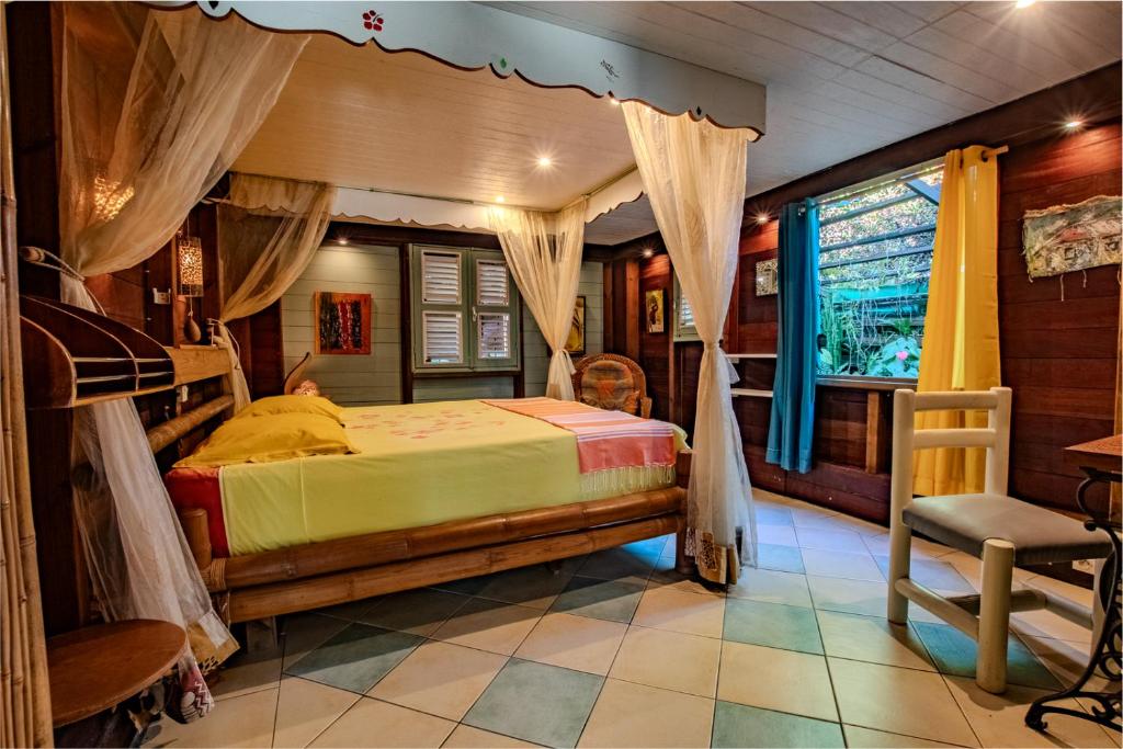 Postel nebo postele na pokoji v ubytování Jaden Kreyol - Gîte rural central 4 à 8 pers avec spa