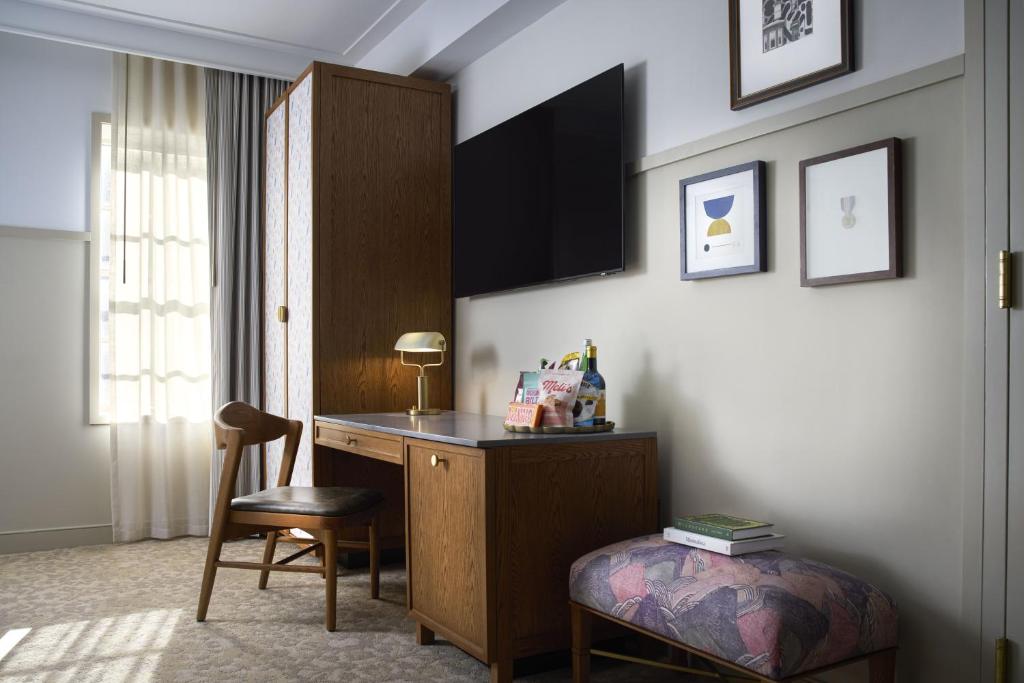 TV a/nebo společenská místnost v ubytování Hotel Heron Old Town Alexandria