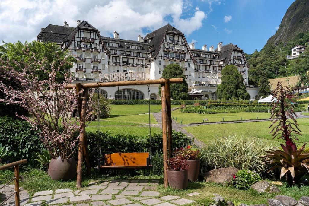 vistas al hotel desde el jardín en Lofts Charmosos de frente para o Lago Quitandinha com Garagem, en Petrópolis