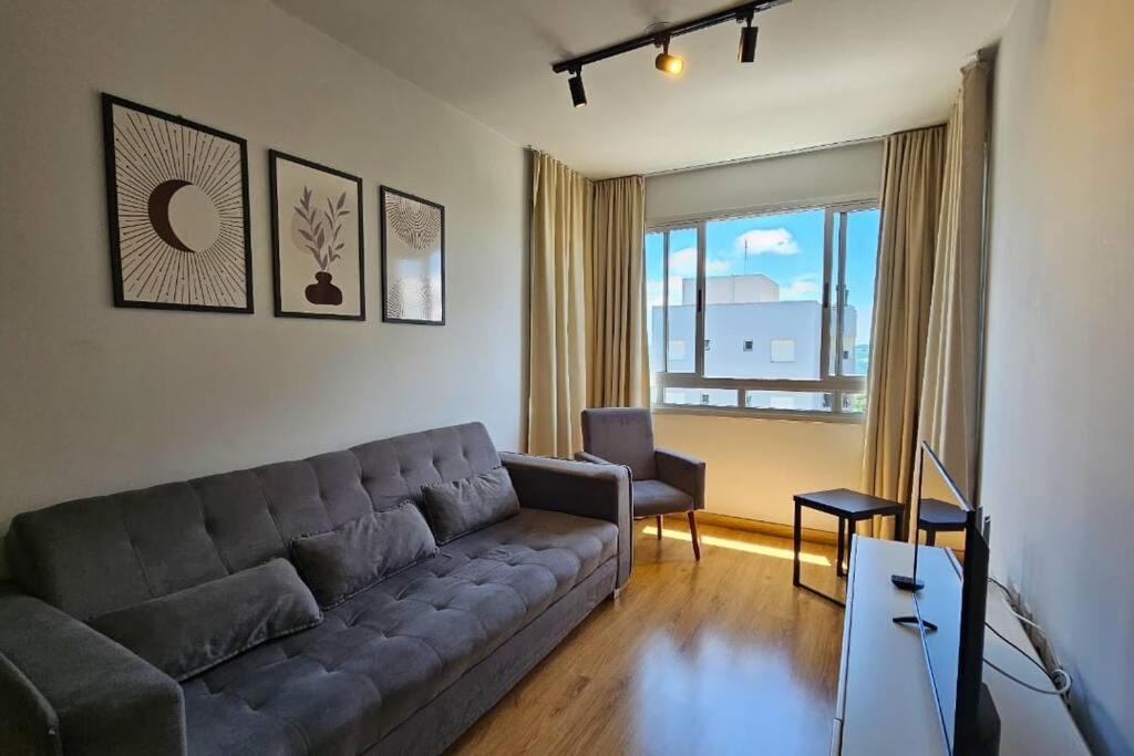 uma sala de estar com um sofá e uma mesa em Apartamento moderno em excelente localização em Bento Gonçalves