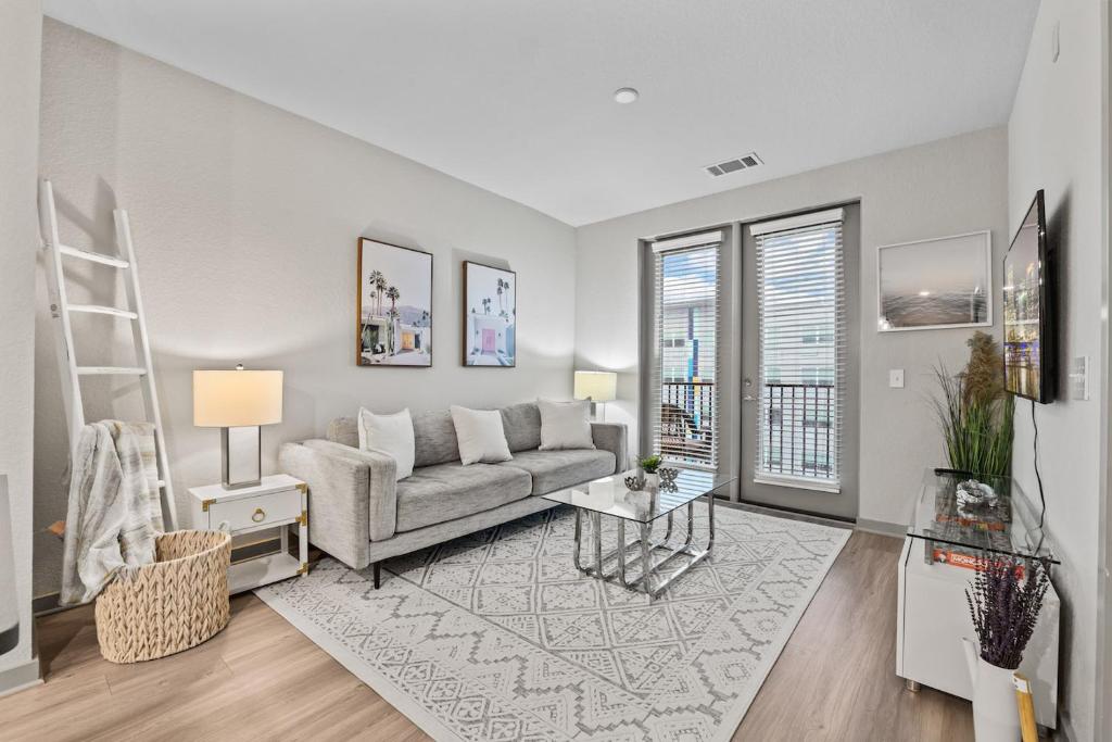 Tropicana Field 1 Bed in Downtown St Pete With Free Parking, St