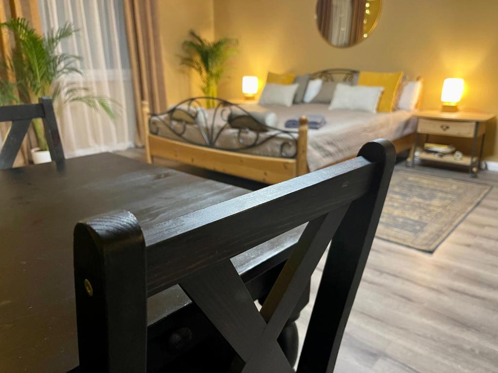 1 dormitorio con 1 cama y 1 mesa con silla en Terracotta Apartment - Zentral, Parken, Netflix, Kontaktloses Einchecken, Kingsize-Bett en Wuppertal