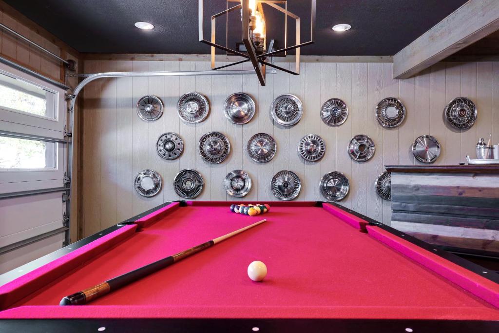 a pink pool table in a room with plates at Richters Garage - A Birdy Vacation Rental in Boerne