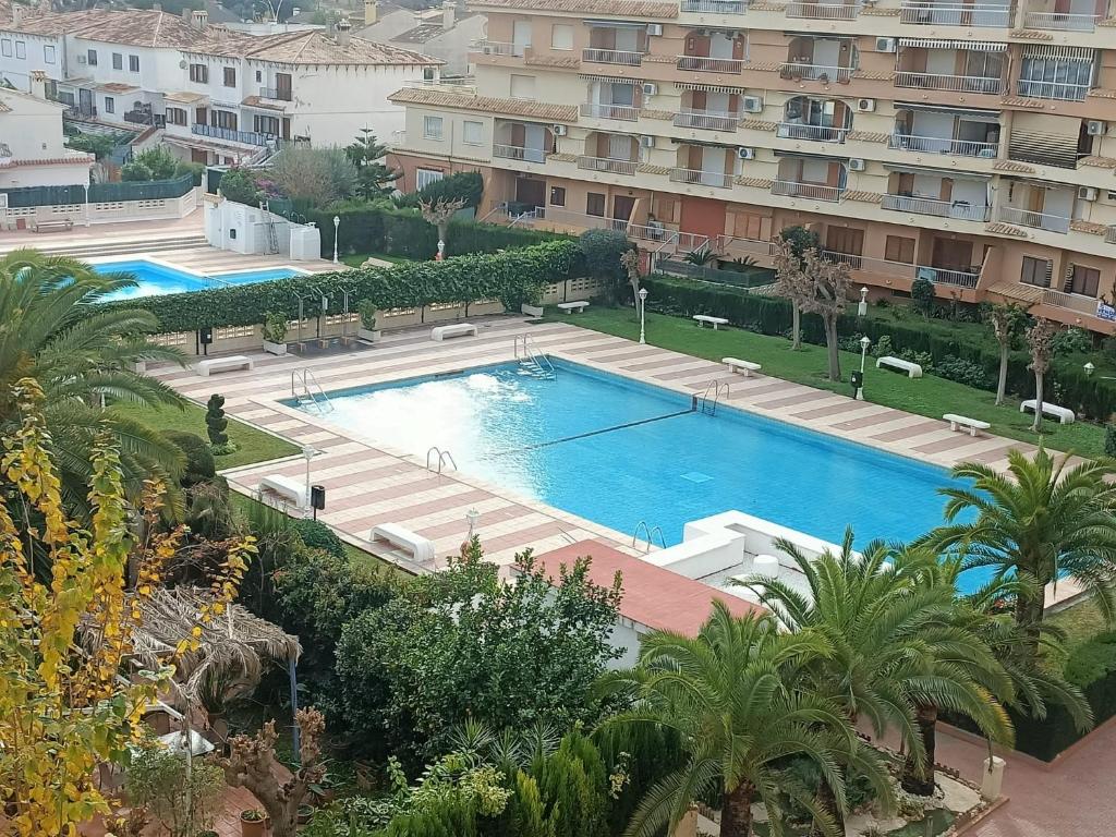 vista sulla piscina di una città di Playa Gandia, Iris, piscina AA y WiFi a Gandía