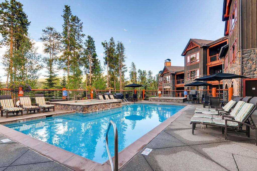 una piscina con sedie a sdraio e una casa di BlueSky Breckenridge a Breckenridge