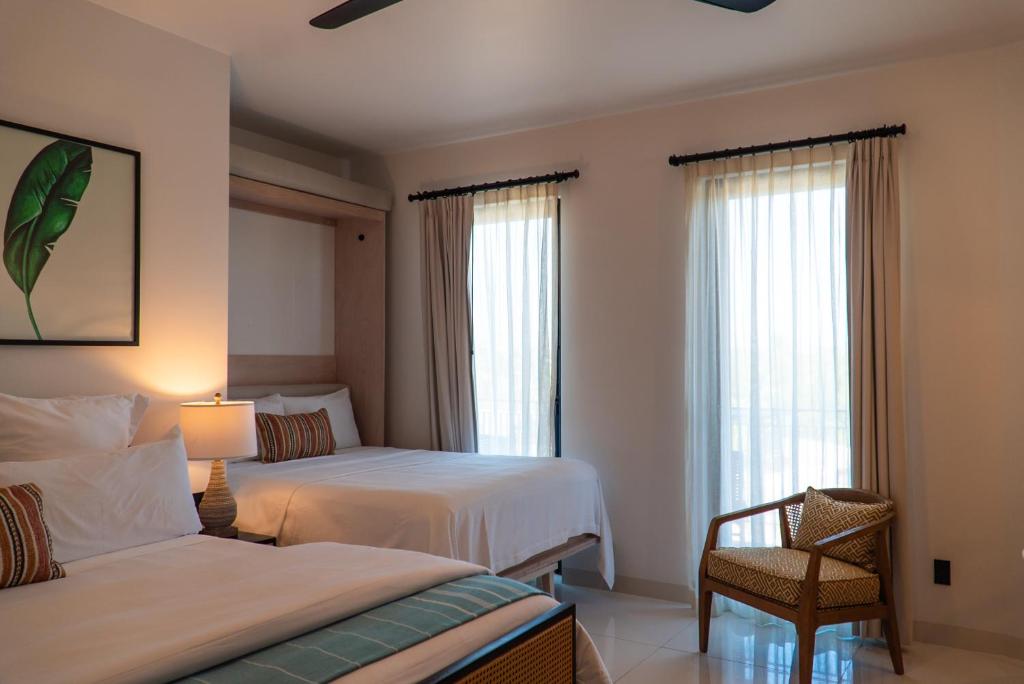 Postel nebo postele na pokoji v ubytování Flamboyan Hotel & Residences