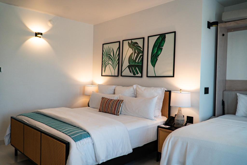 Postel nebo postele na pokoji v ubytování Flamboyan Hotel & Residences