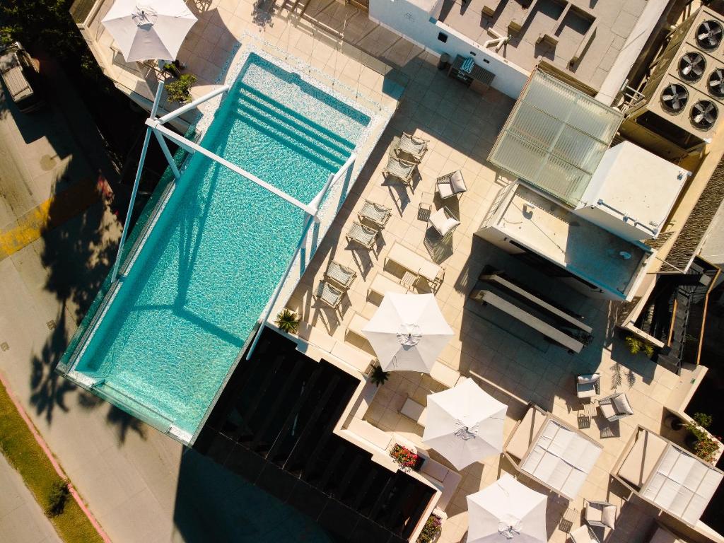 Bazén v ubytování Flamboyan Hotel & Residences nebo v jeho okolí