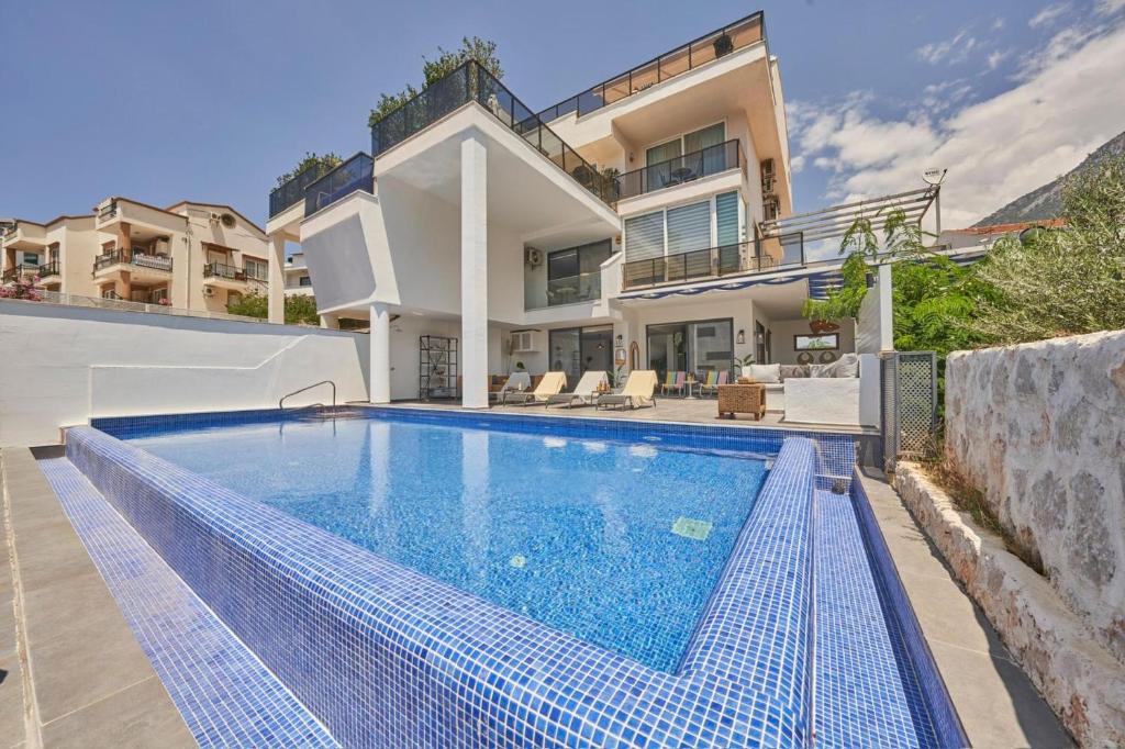カルカンにあるVilla Rioの家の前のプール