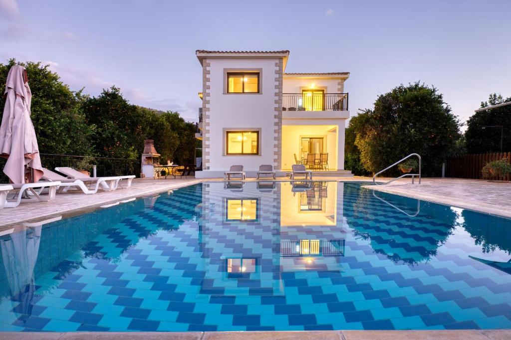 Villa con piscina frente a una casa en Villa Kambos Dio, en Polis Chrysochous