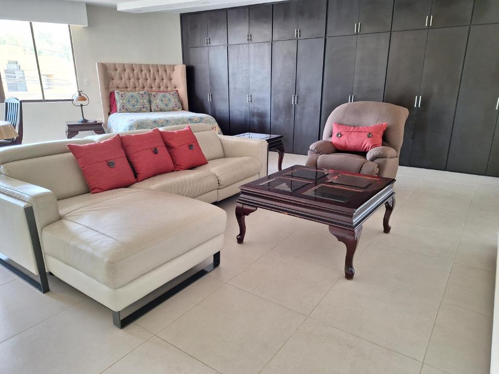 Sala de estar con sofá, silla y mesa de centro en Departamento Lomas de Rosales, en Tampico