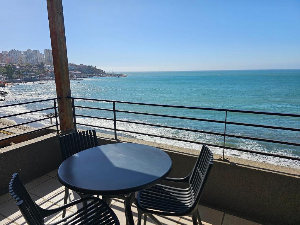 a table and chairs on a balcony overlooking the ocean at Espectacular Bahía Bonita depto 41 in Concón