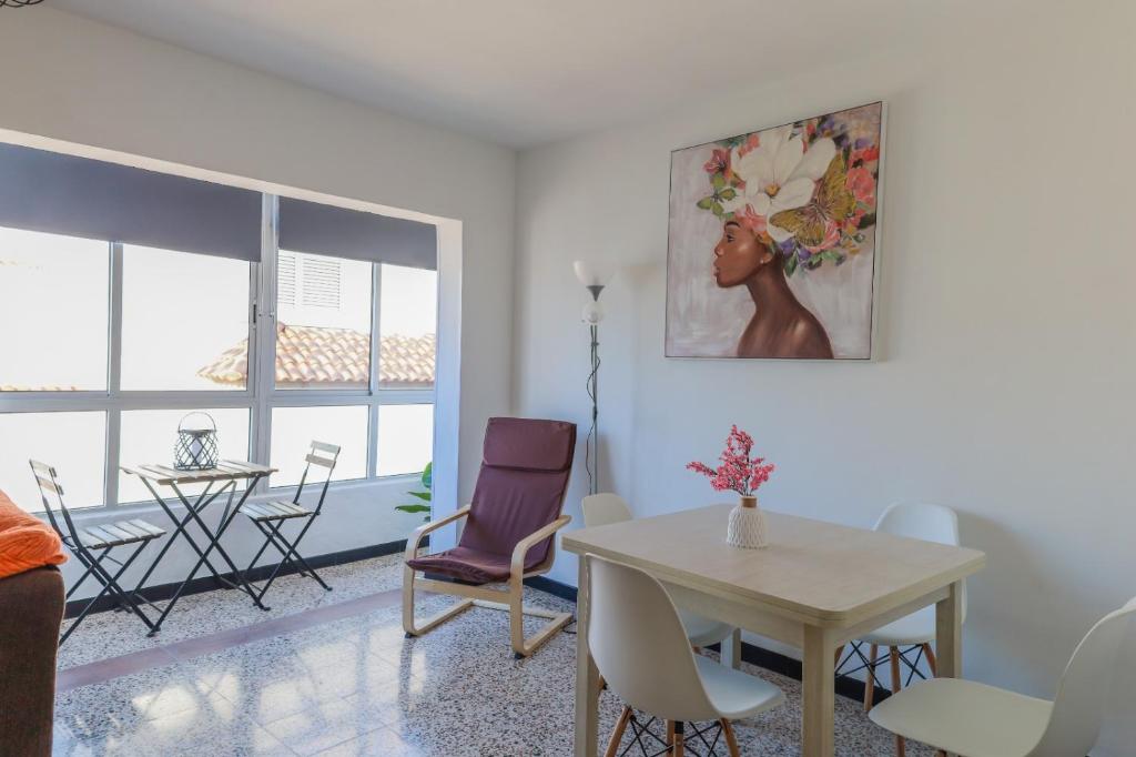 een woonkamer met een tafel en stoelen bij Los Arenales Agaete in Agaete