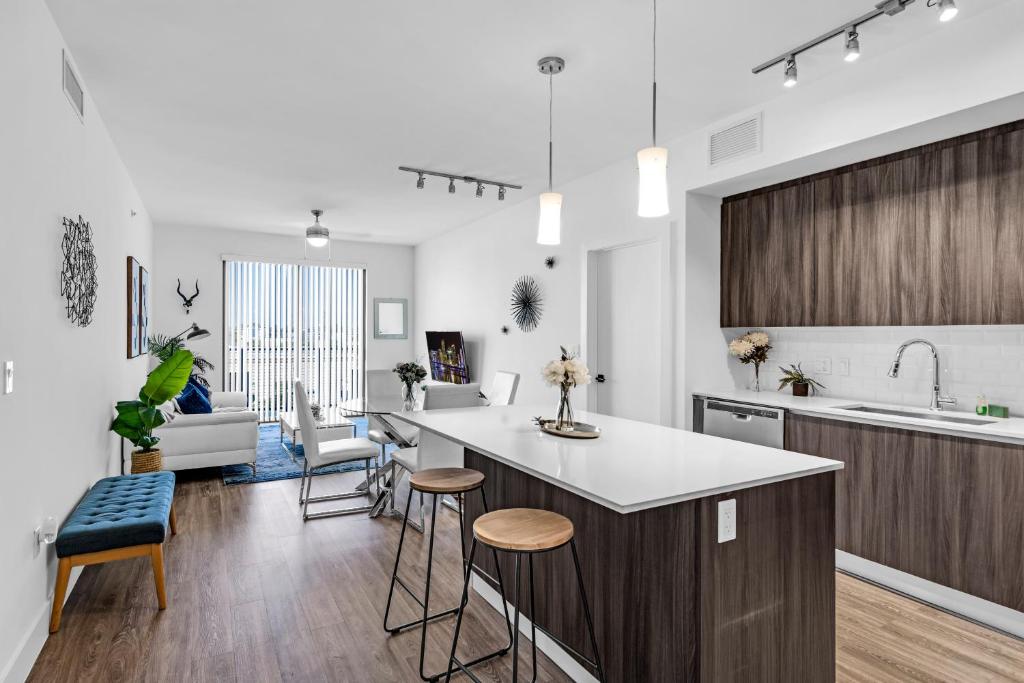 Kuchyň nebo kuchyňský kout v ubytování Amazing 2 Bedroom Unit In Doral Miami With Free Parking