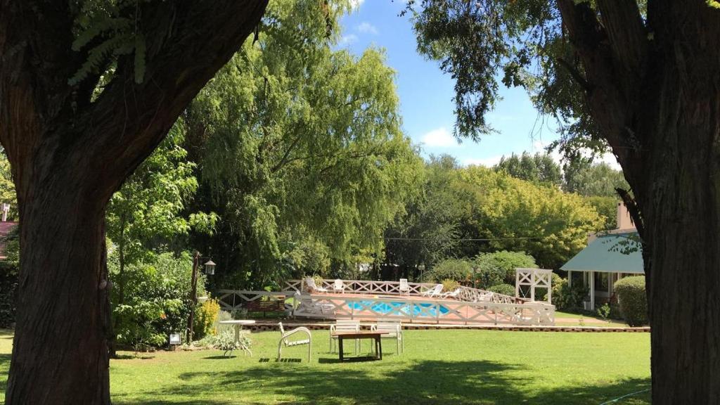 um parque com uma mesa de piquenique e uma piscina em HOTELPRATERVGB em Villa General Belgrano