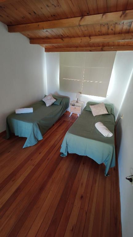 Una cama o camas en una habitación de Dpto en Tandil