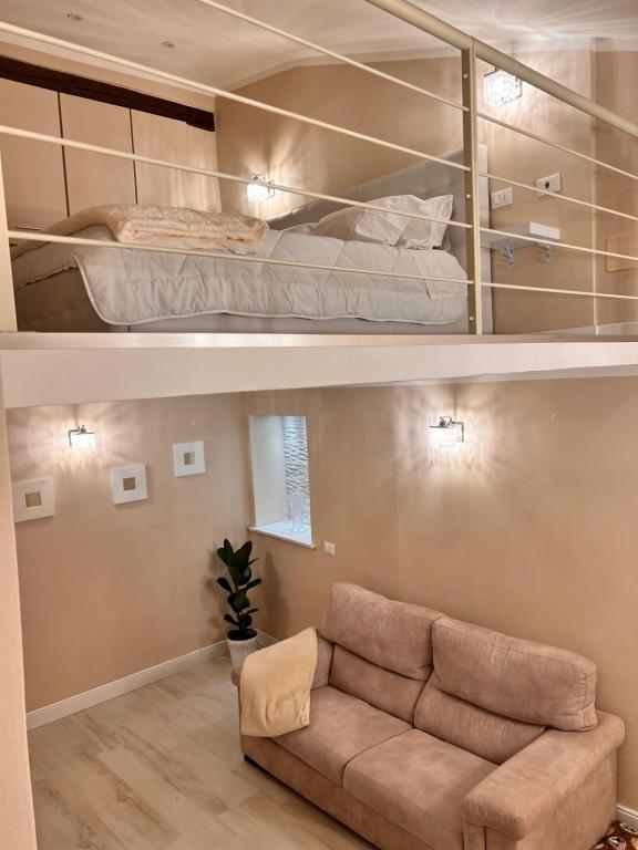- un salon avec un canapé et des lits superposés dans l'établissement Appartamento LA TORRETTA, à Ponsacco