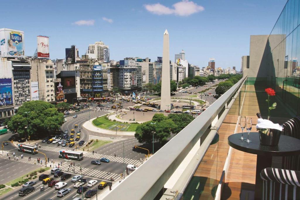 NH Buenos Aires Tango في بوينس آيرس: اطلاله على مدينه بها شارع به سيارات