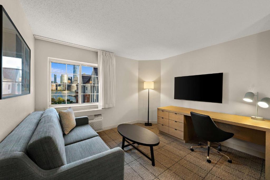 TV a/nebo společenská místnost v ubytování Sonesta Simply Suites Jersey City