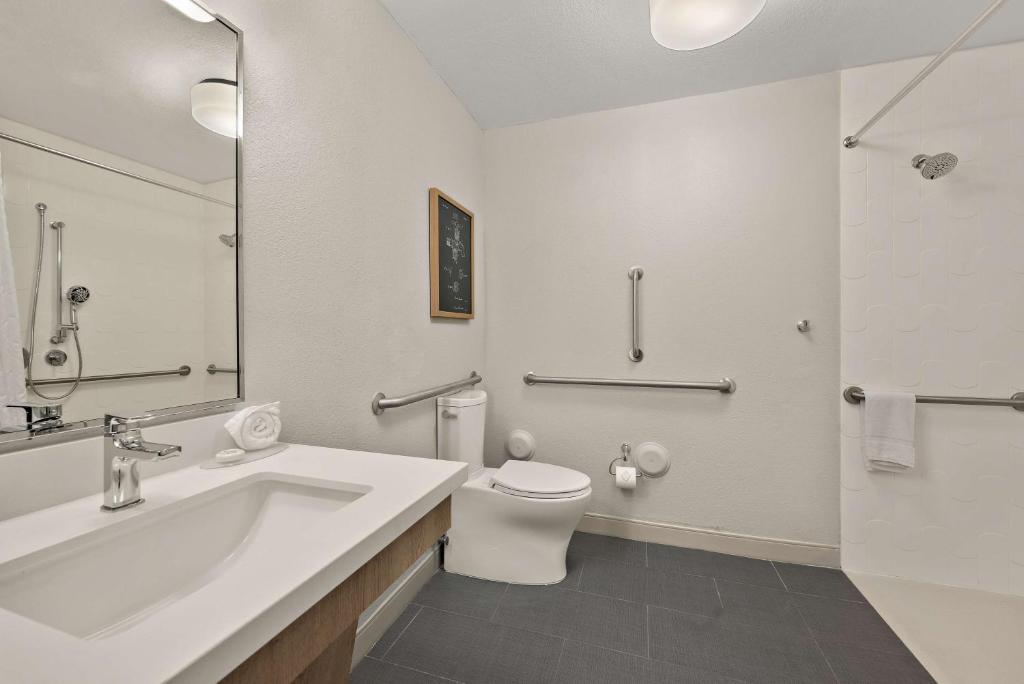 Koupelna v ubytování Sonesta Simply Suites Jersey City